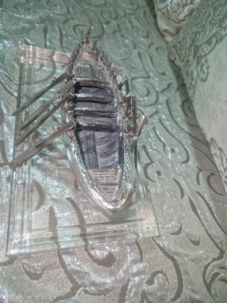 Barco de plata con remos