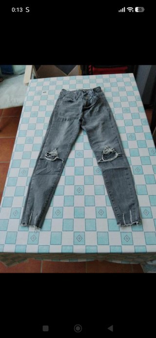 Vaqueros grises rotos talla 36