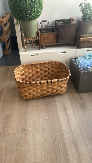 Cesta grande artesanal antigua de bandas de madera