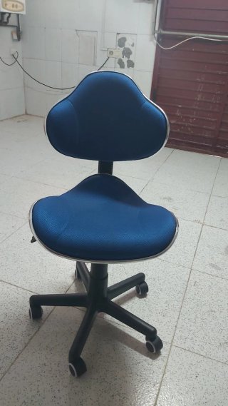 Silla de oficina ergonómica azul