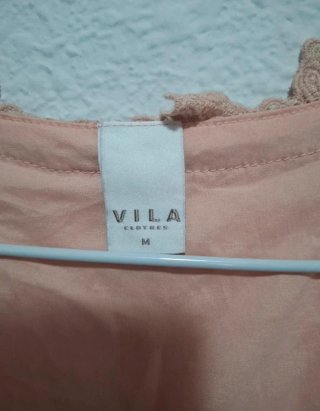 Mono encaje rosa y pantalón gris