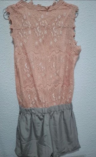 Mono encaje rosa y pantalón gris
