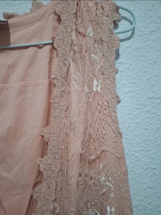 Mono encaje rosa y pantalón gris