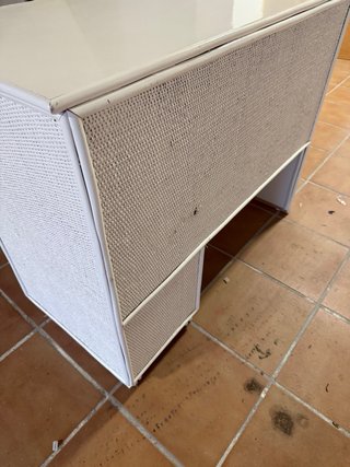 Mesa tocador beige con cajones de mimbre