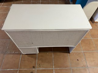 Mesa tocador beige con cajones de mimbre