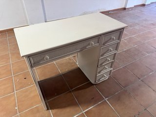 Mesa tocador beige con cajones de mimbre