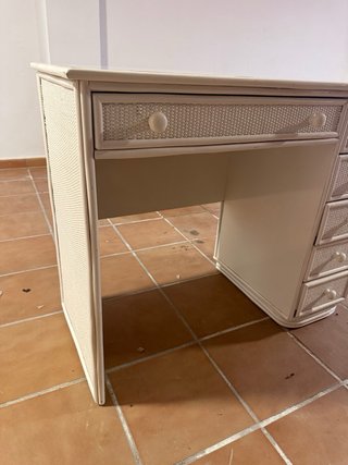 Mesa tocador beige con cajones de mimbre