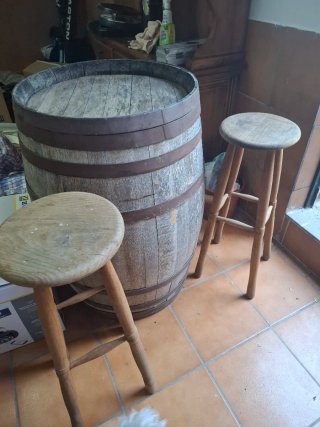 Barril y 2 taburetes de madera