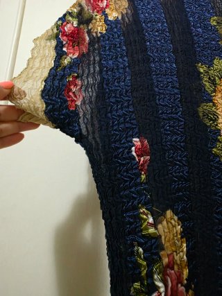 Blusa vintage plisada floral azul marino