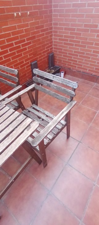 Mesa y sillas de jardín de madera