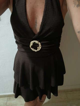 Vestido negro con detalle joya