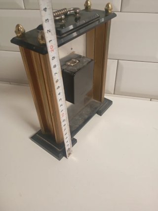 Reloj de mesa vintage dorado y negro