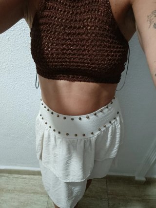 Falda blanca con tachuelas