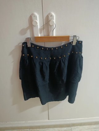 Falda blanca con tachuelas