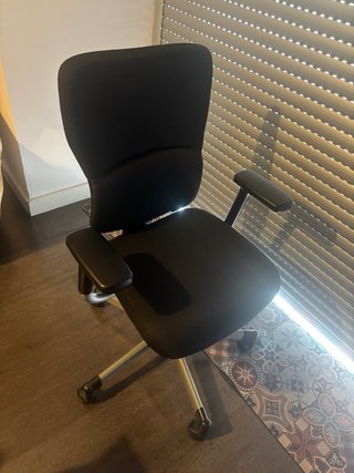 Silla de oficina ergonómica negra
