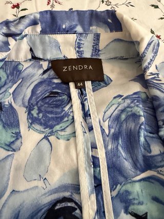 Blusa ZENDRA floral azul y blanco