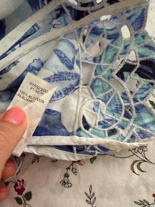 Blusa ZENDRA floral azul y blanco