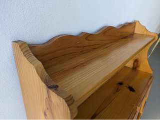 Alacena de madera maciza con vitrina
