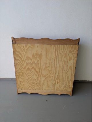 Alacena de madera maciza con vitrina
