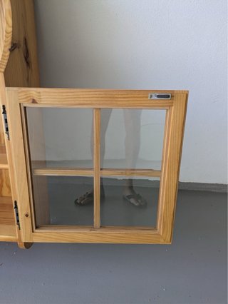Alacena de madera maciza con vitrina
