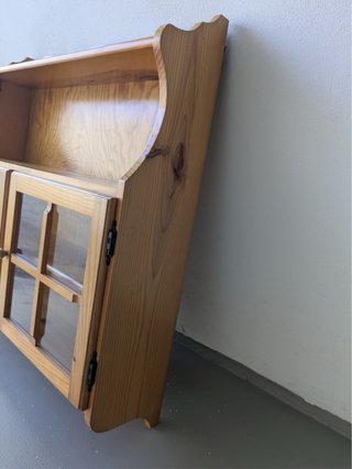 Alacena de madera maciza con vitrina
