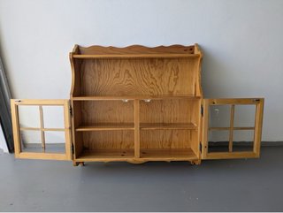 Alacena de madera maciza con vitrina