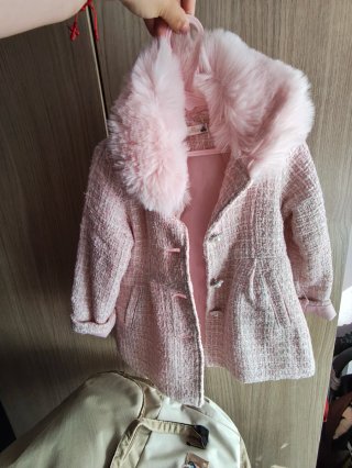 Elegante abrigo niña rosa pelo