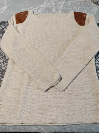 Jersey de punto beige con hombreras