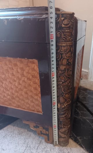 Baúl artesanal de madera tallada y mimbre