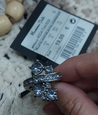 Anillo plateado con piedras