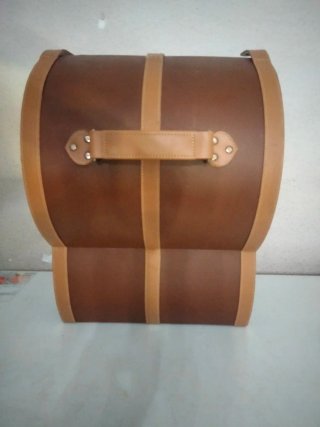 Caja de cuero marrón estilo baúl