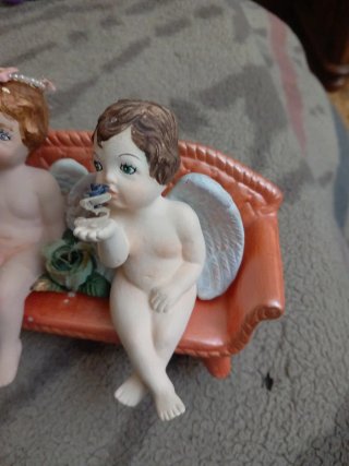 Figura 2 Ángeles en Sofá Cerámica