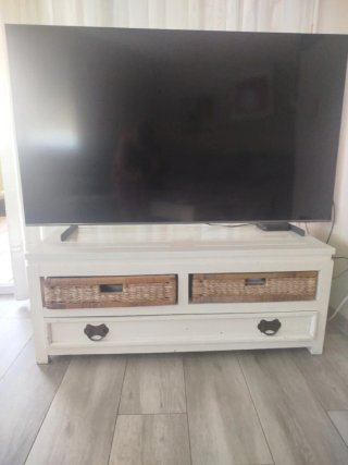 Mesa baja de madera con cestas y cajones