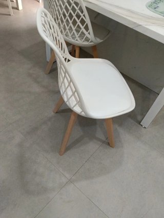 2 Sillas Blancas plasticoMadera Nuevas