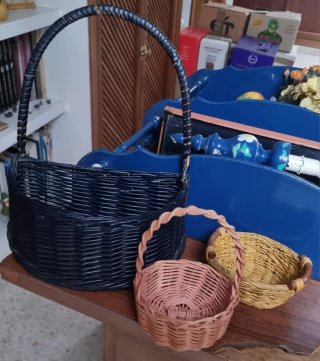Juego 3 cestas mimbre azul, rosa y amarilla