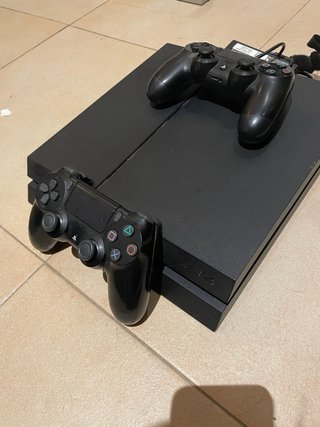 PS4 Slim + 2 Mandos