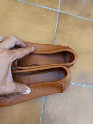 Zapatos mocasines flecos y lazo marrón claro
