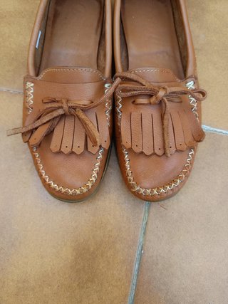 Zapatos mocasines flecos y lazo marrón claro