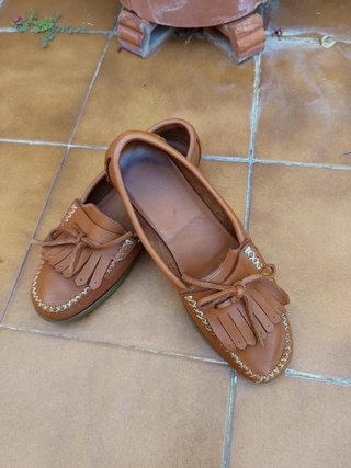 Zapatos mocasines flecos y lazo marrón claro