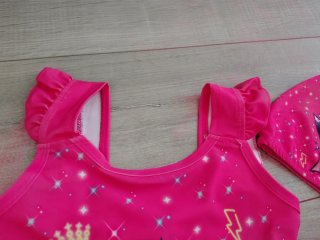 Fato de banho fushia e touca K-pop 3/4 anos