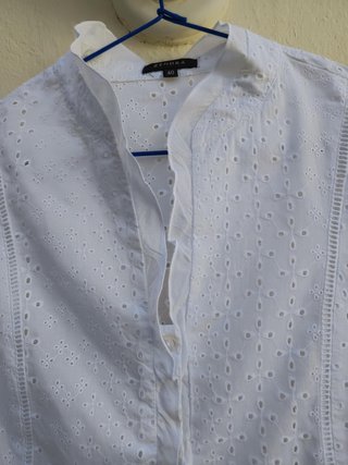 Blusa blanca troquelada bordeada de volantito