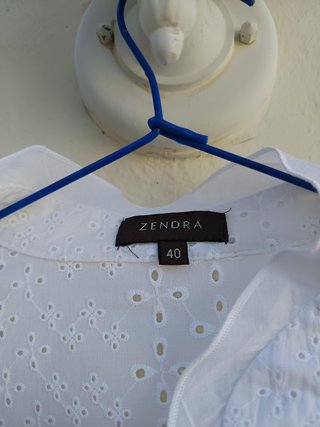 Blusa blanca troquelada bordeada de volantito