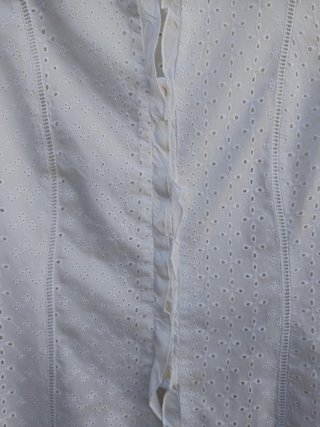 Blusa blanca troquelada bordeada de volantito