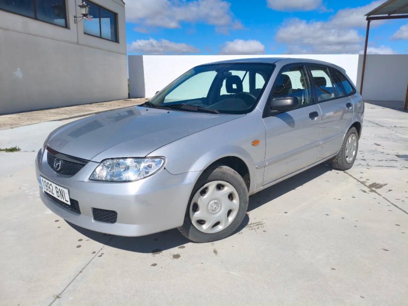 Mazda 323 2001 - foto 1