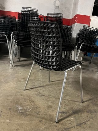 49 sillas blancas y 49 sillas negras 15€/ud