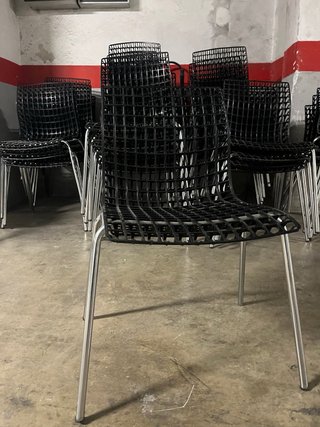 49 sillas blancas y 49 sillas negras 15€/ud