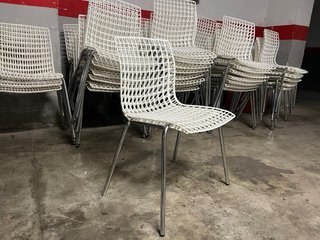 49 sillas blancas y 49 sillas negras 15€/ud