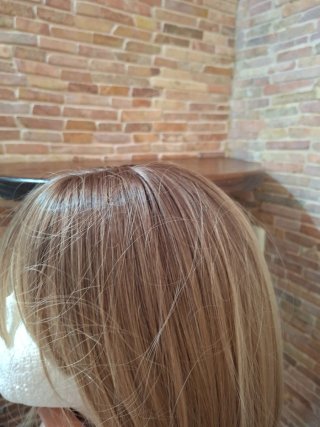 Peluca rubia degradada con flequillo natural