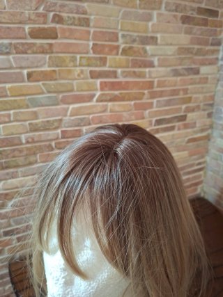 Peluca rubia degradada con flequillo natural