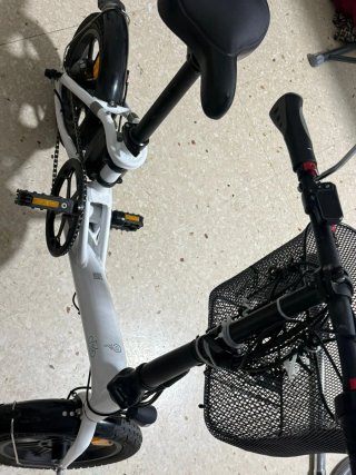 Bicicleta Eléctrica Fiido Blanca com entrada USB